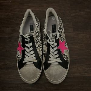 Steve Madden All Star Sneakers in snakeskin & hot pink - Size 9.